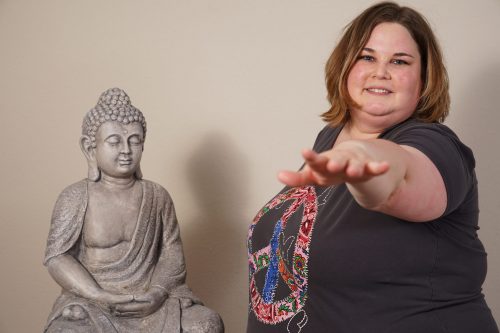 Jasmin in Heldinnenhaltung mit Buddha Statue